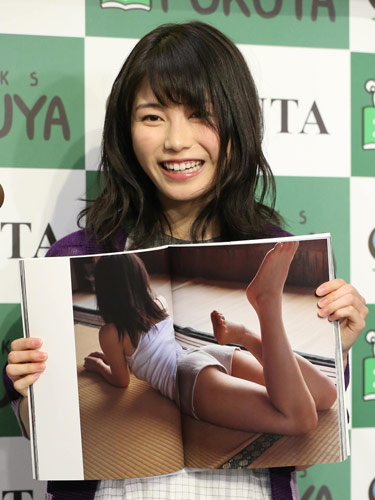 ファースト写真集のお気に入りカットを披露する横山由依 スポニチ Sponichi Annex 芸能