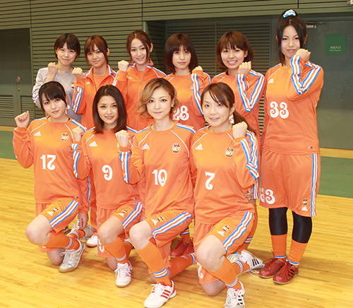 １２年には東京都の女子フットサルリーグに参加、公開練習を行った吉澤ひとみ（前列右から２人目）ら女子フットサルチーム「ガッタス・ブリリャンチス・Ｈ．Ｐ．」