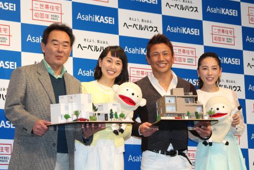 理想の二世帯住宅の模型を持って笑顔を見せる東尾修・理子親子と魔裟斗・矢沢心夫妻