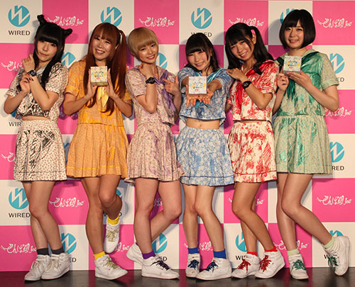 ワールドツアーを発表した「でんぱ組．ｉｎｃ」。（左から）相沢梨紗、成瀬瑛美、最上もが、藤咲彩音、古川未鈴、夢眠ねむ。