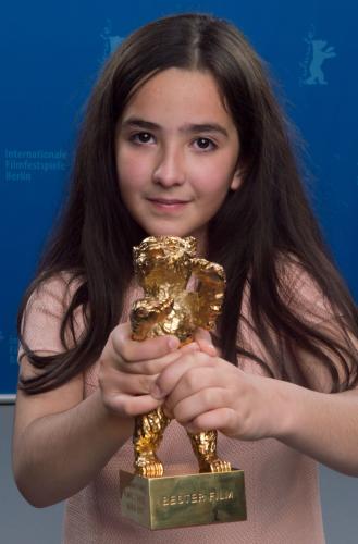 ベルリン国際映画祭の授賞式で、ジャファル・パナヒ監督の代わりに受け取った金熊賞のトロフィーを手にするめい（ＡＰ）