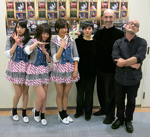笑顔をみせる（左から）ＮＭＢ４８の村瀬紗英、山田菜々、谷川愛梨と、スペインの人形劇パフォーマーの「ジョルディ・ベルトラン・カンパニー」
