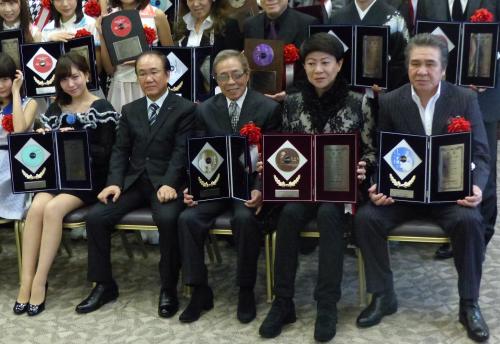 日本クラウンのヒット賞授与式に出席した（左から）河西智美、北島一伸社長、北島三郎、美川憲一、鳥羽一郎