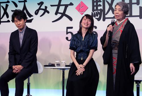 映画「駆込み女と駆出し男」完成会見であいさつする（左から）大泉洋、戸田恵梨香、樹木希林