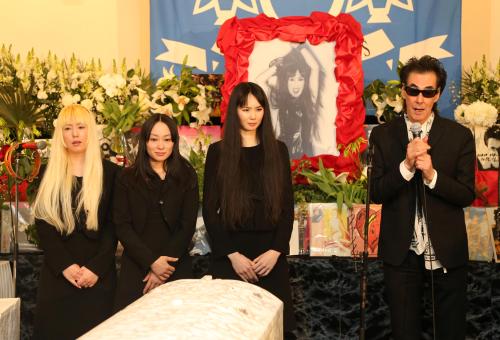 シーナさんの家族葬であいさつする（左から）三女・知慧子さん、次女・純子さん、長女・陽子さん、鮎川誠