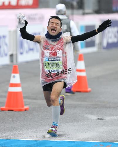東京マラソンでゴールする猫ひろし