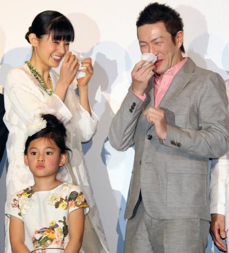 映画「振り子」初日舞台あいさつで感極まる小西真奈美と獅童、手前は藤田彩華