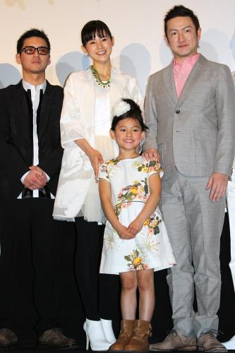 映画「振り子」の初日舞台あいさつに立った（左から）石田卓也、小西真奈美、藤田彩華、中村獅童