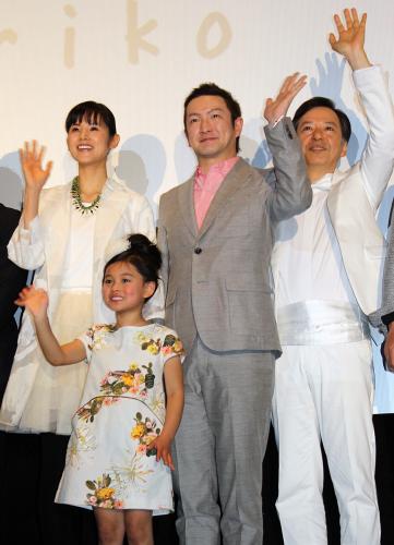 映画　「振り子」の初日舞台あいさつで客席に手を振る（左から）小西真奈美、藤田彩華、中村獅童、板尾創路