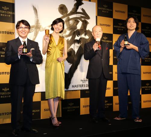 乾杯する（左から）水谷徹サントリービール代表取締役社長、竹内結子、久石譲、武田双雲氏