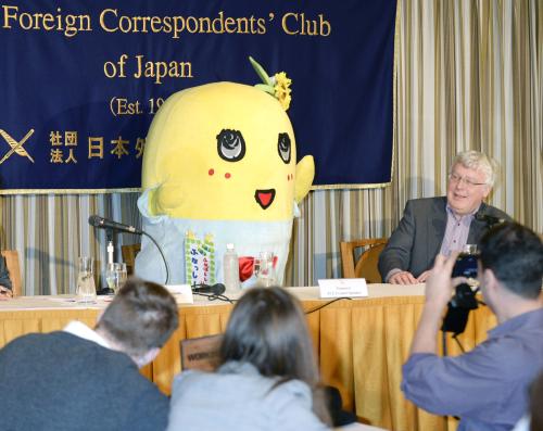 日本外国特派員協会で記者会見するふなっしー