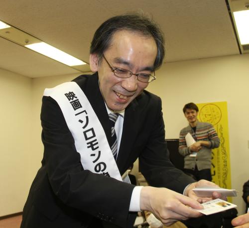 映画「ソロモンの偽証」応援大使任命式で報道陣に笑顔で名刺を配る新垣隆氏