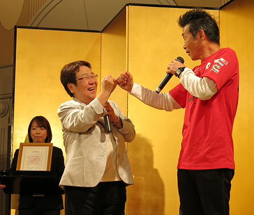 宝塚大使に任命され、中川智子市長と指切りポーズ