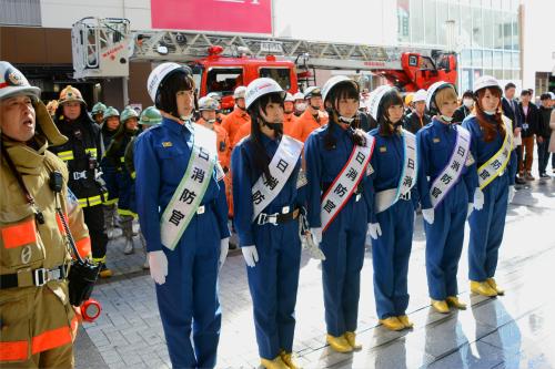 東京消防庁神田消防署の一日消防官を務めた女性アイドルグループ「でんぱ組．ｉｎｃ」のメンバー