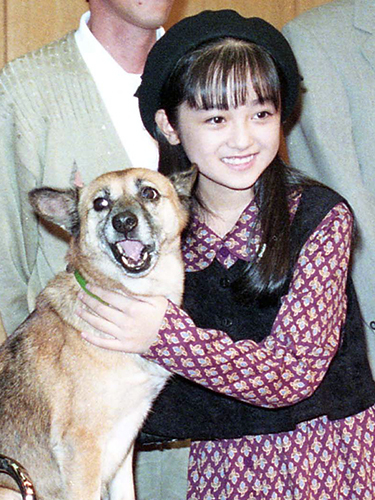 ９４年、「家なき子」映画化発表会見に愛犬リュウとともに臨む安達祐実