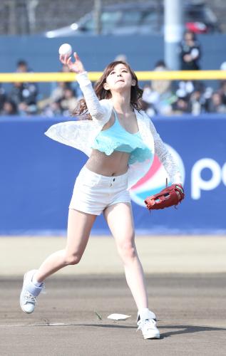 【画像・写真】朝比奈彩　日本一早い水着始球式でお見事ノーバン投球