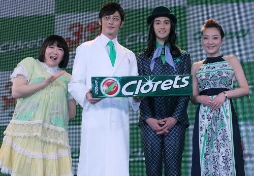 「クロレッツ」の発売３０周年記念イベントに出席した（左から）黒沢かずこ、玉木宏、栗原類、西川史子