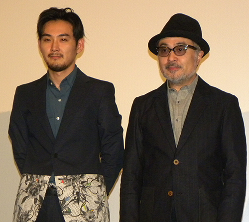 大阪市内で舞台あいさつした松田龍平（左）と松尾スズキ監督