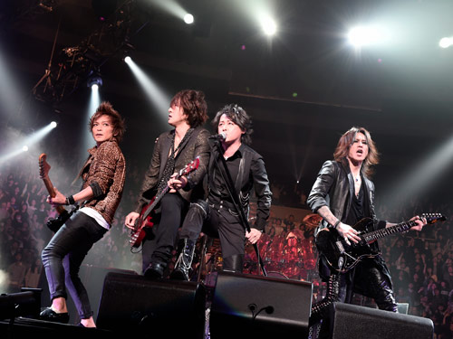 大阪城ホールでのツアー最終日で熱唱する「ＬＵＮＡ　ＳＥＡ」の（右から）ＳＵＧＩＺＯ、ＲＹＵＩＣＨＩ、Ｊ、ＩＮＯＲＡＮ