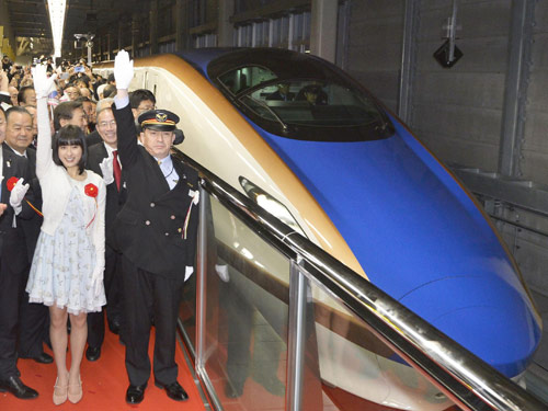 土屋太鳳が金沢駅で「かがやき」１番列車の出発合図をする