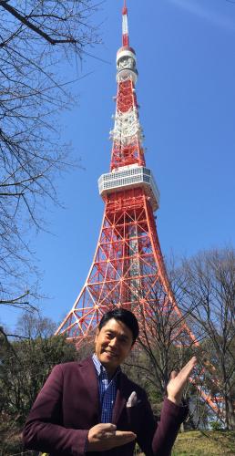 １９日放送「ひるブラ」のスペシャル版に出演する峰竜太。中継する東京タワーを背に笑顔