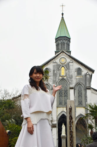 主演映画「くちびるに歌を」の舞台あいさつを長崎で行った新垣結衣は大浦天主堂を訪れ笑顔