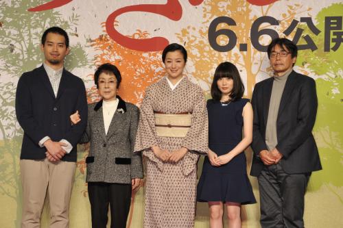 「おかあさんの木」クランクアップ会見に出席した（左から）三浦貴大、奈良岡朋子、鈴木京香、志田未来、磯村一路監督