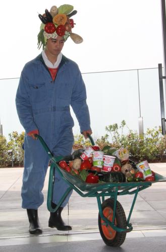 日清食品「カップヌードルライトプラス」テレビＣＭ発表会で一輪車を押して、野菜のかぶりもので登場した斎藤工
