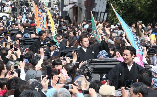 【画像・写真】勘九郎「おしとやかなイメージでしたが…」笑顔で金沢初お練り
