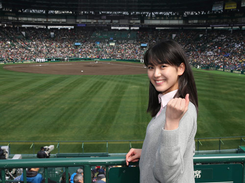甲子園を訪れ開会式と開幕試合を観戦した小澤奈々花