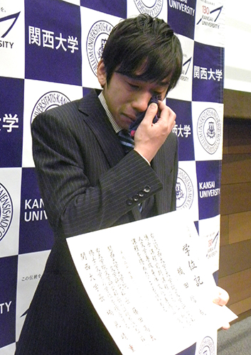 【画像・写真】織田信成　関大大学院修了式でやっぱり号泣　母校コーチ就任熱望