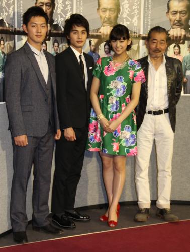 ＮＨＫ時代劇「かぶき者　慶次」試写会に登場した（左から）工藤阿須加、中村蒼、西内まりや、藤竜也