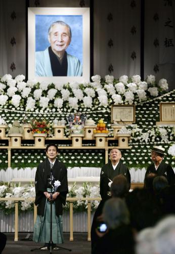 桂米朝さんの葬儀で、あいさつする長男の桂米団ん。中央は桂ざこば。右は月亭可朝＝25日午前、大阪府吹田市