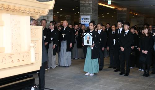 【画像・写真】米朝さん合同葬　１５００人別れ…文枝「血の努力を無駄にしない」