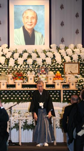 米朝さんの合同葬で弔辞を読む桂文枝