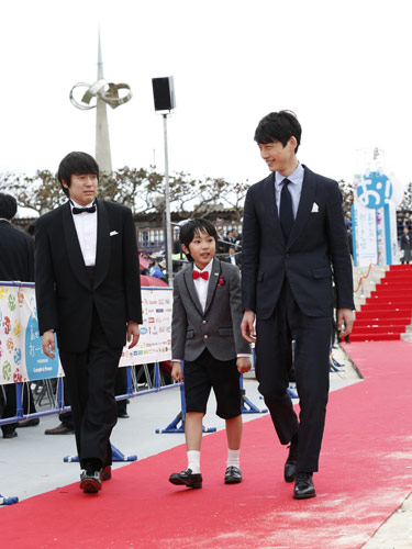 レッドカーペットを歩く（左から）ウーマンラッシュアワーの村本大輔、池田優斗、坂口健太郎