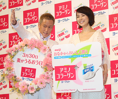 白いレースのドレス姿で登場した石田ゆり子と本田圭佑の物まねでポーズを取るじゅんいちダビッドソン