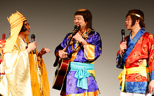 （右から）孫悟空役の吉田裕、沙悟浄役の松浦真也とともに舞台あいさつに立ったすっちー