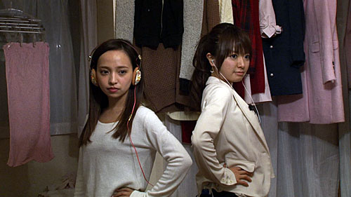紺野あさ美アナウンサー（右）が踊るだけの番組「紺野、今から踊るってよ」（Ｃ）テレビ東京