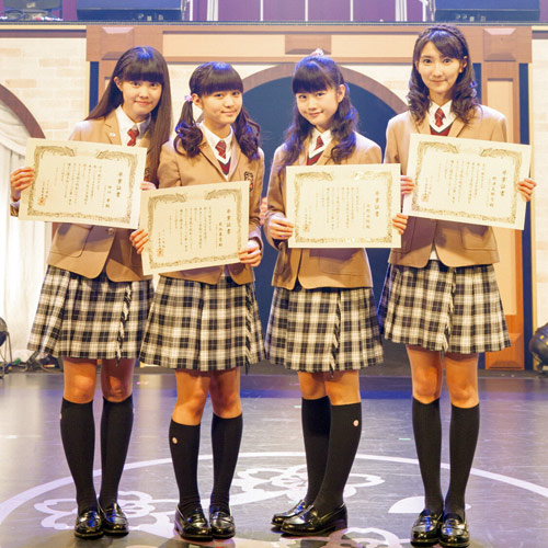 「さくら学院」を卒業した（左から）田口華、菊地最愛、水野由結、野津友那乃