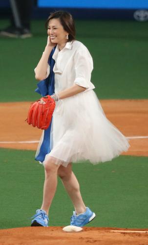 中日ＶＳ巨人の始球式を行った米倉涼子。投球はワンバウンドだったが、笑顔で引き揚げる