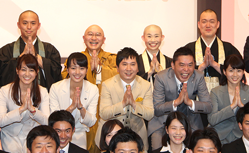 テレビ朝日入社式に出席した（左から）池谷麻依アナ、紀真耶アナ、田中裕二、太田光、田中萌アナ