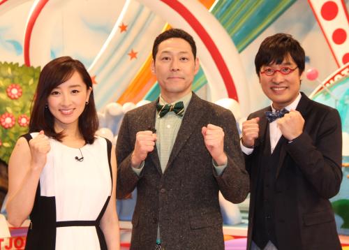 情報バラエティー番組「世界ＨＯＴジャーナル」囲み取材に登場した（左から）西尾由佳理アナ、東野幸治、山里亮太