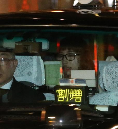 田原俊彦の密会現場を直撃、相手の女性はタクシーで帰る