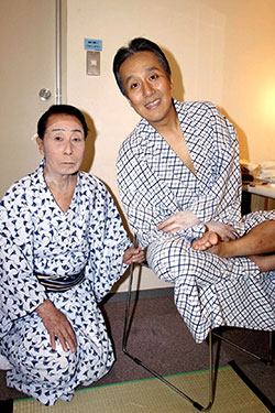２００４年撮影、在りし日の中村小山三さん（左）と中村勘三郎さん（当時勘九郎）