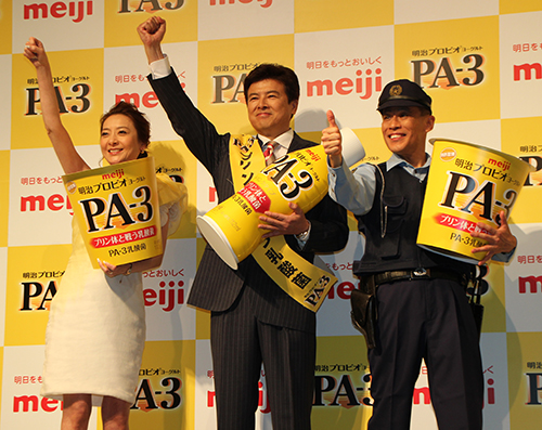 「明治プロビオヨーグルトＰＡ－３」の発売記念イベントに登場した（左から）西川史子、三浦友和、柳沢慎吾