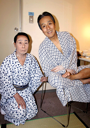 ０４年に記念撮影をする中村小山三さん（左）と中村勘九郎さん（当時）