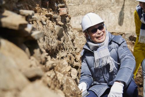 ＮＨＫ「ブラタモリ」の長崎ロケで、出島で文化財発掘作業を初体験したタモリ