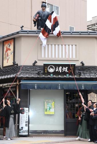 浅草公会堂前での「勘三郎の鼠小僧」像除幕式で中村勘九郎（右）、七之助（がロープを引くも幕が引っかかる