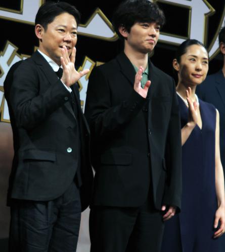 映画「寄生獣　完結編」の完成試写会に出席した（左から）ピ阿部サダヲ、染谷将太、深津絵里　